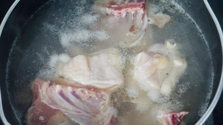 茶树菇炖鸡,我们想要的味道!,冷水下锅焯一遍撇去浮沫。