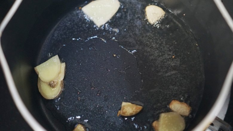 茶树菇炖鸡,我们想要的味道!,爆香。