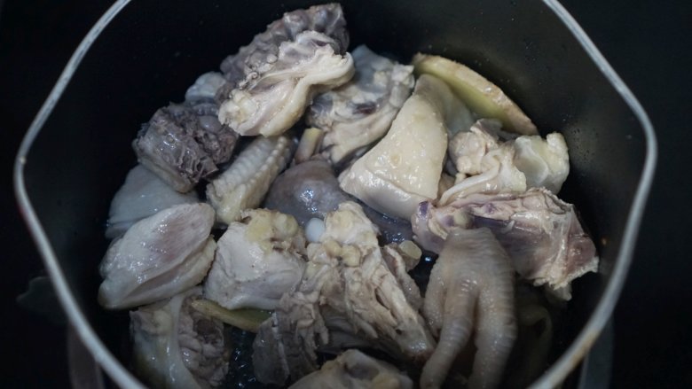 茶树菇炖鸡,我们想要的味道!,放入控好水的鸡块。