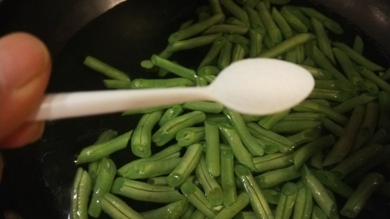 爆炒豆角,加两勺盐煮绿色依旧。
