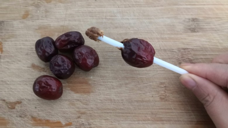 鸡蛋醪糟汤,红枣,用吸管,取出枣核,清洗干净,备用