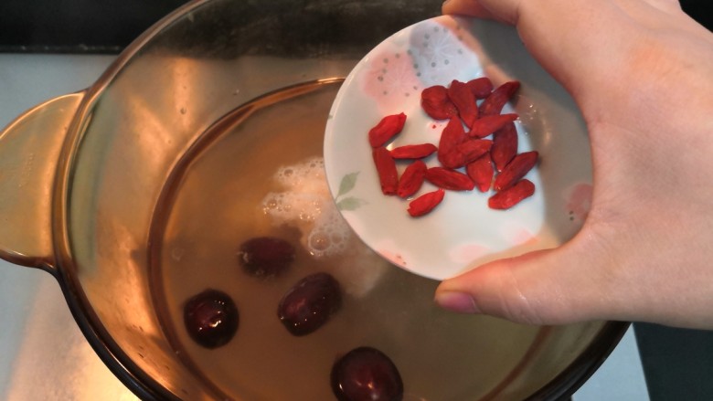 鸡蛋醪糟汤,把洗干净的枸杞,加入锅中