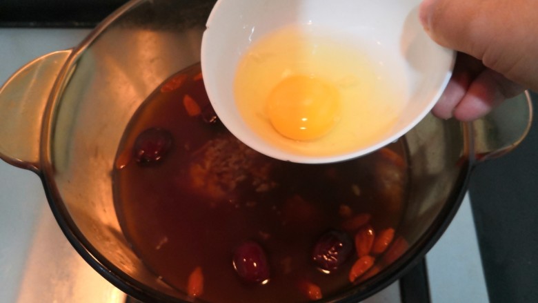 鸡蛋醪糟汤,这时,把鸡蛋,倒入锅中