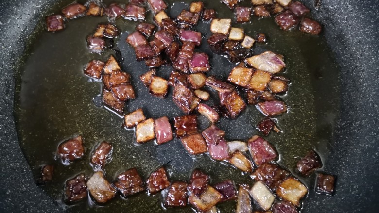 家常卤肉饭,小火慢慢煸成油葱酥,盛出备用,油可倒出备用。切记不可煸的太过了,会苦。