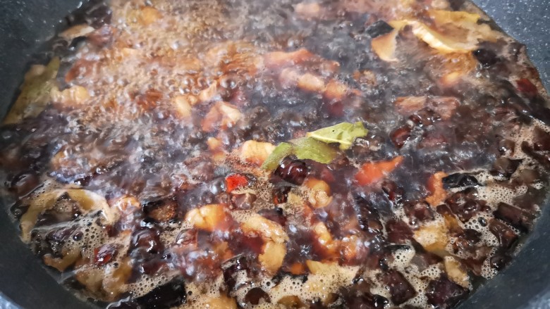 家常卤肉饭,加入足量的开水,大火煮开后转中小火,加盖焖煮1个小时。(这个时候就可以用电饭煲焖上米饭,也可以在锅里加几个煮好的<a style='color:red;display:inline-block;' href='/shicai/ 9'>鸡蛋</a>一起卤。)