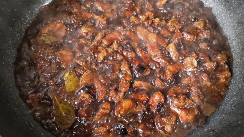 家常卤肉饭,大火收汁。建议留一些汤汁不要收得太干,拌米饭吃太香啦!