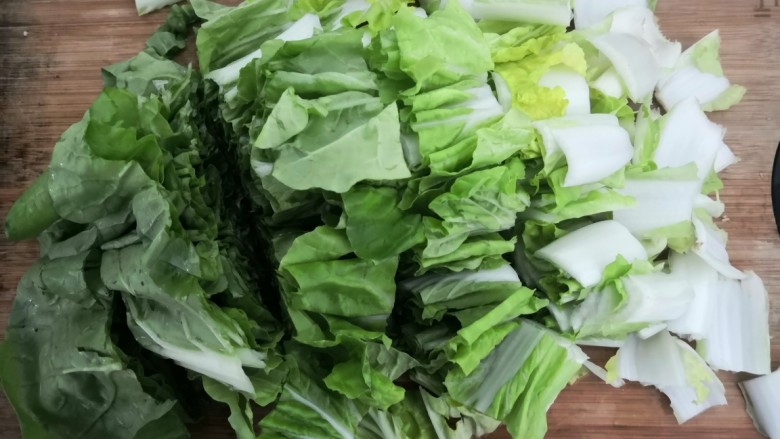 蒜蓉小白菜,把洗干净的小白菜,切成小段,备用