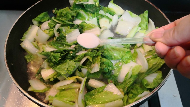 蒜蓉小白菜,白菜翻炒至,回软出汁,加入盐调味