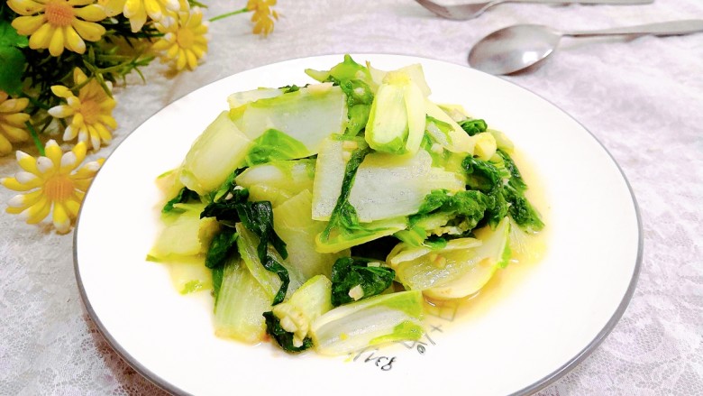 蒜蓉小白菜,盛盘上桌,即可开吃