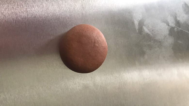 布朗熊馒头,将每一份可可面团揉圆揉高,做小熊的脑袋