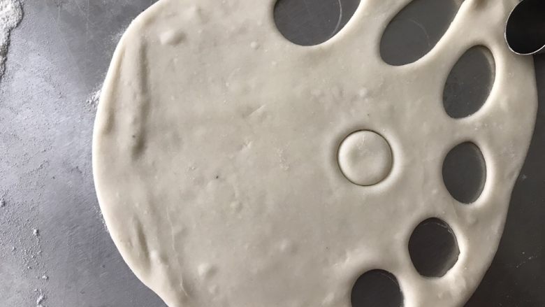 布朗熊馒头,剩下的白面团用擀面杖擀成薄片,用圆口裱花嘴刻出圆形