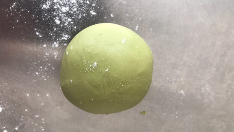 水蜜桃馒头,剩余的一点面团,加入抹茶粉揉成绿色制作叶子。太干的话,加一点分量外的牛奶或水。