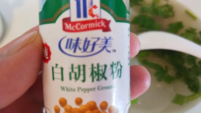 白萝卜羊肉汤,喝的时候放盐,白胡椒,香葱,香菜。