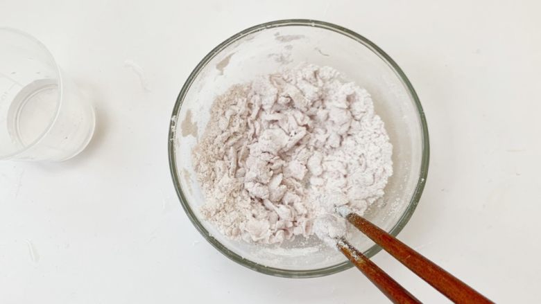 1周以上宝宝辅食:牛肉五彩疙瘩汤,搅拌成小絮状
