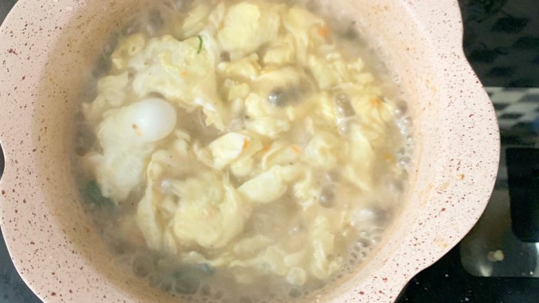 1周以上宝宝辅食:牛肉五彩疙瘩汤,鸡蛋起来之后,加入适量的盐。