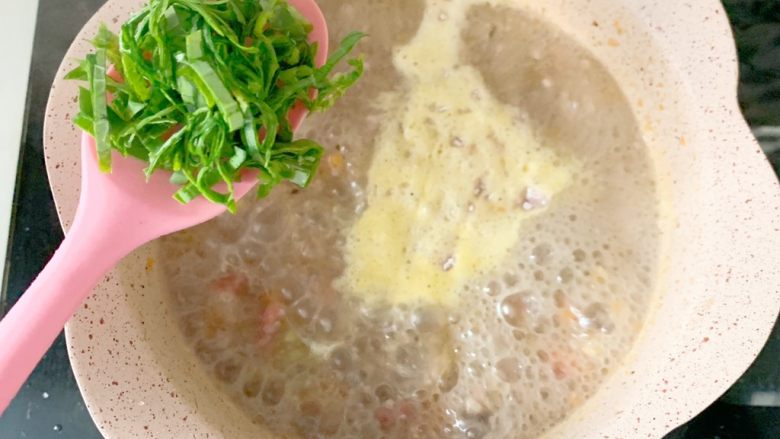 1周以上宝宝辅食:牛肉五彩疙瘩汤,全部加入锅中后,放入<a style='color:red;display:inline-block;' href='/shicai/ 3517'>青菜</a>