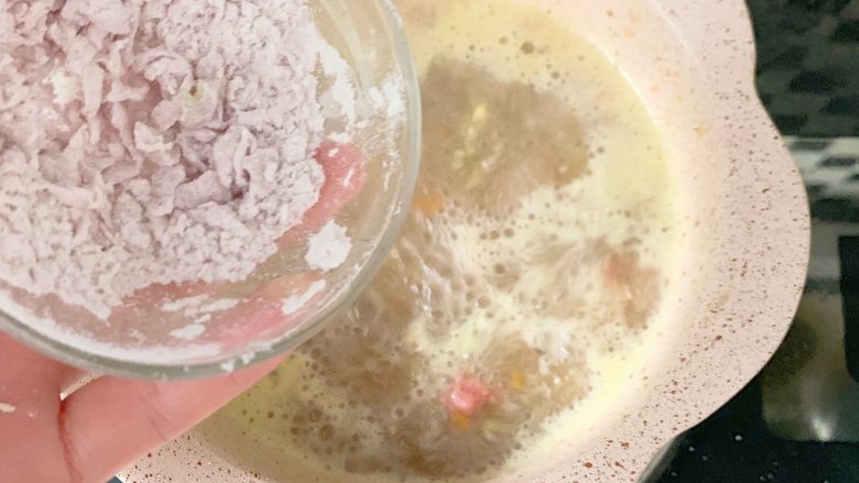 1周以上宝宝辅食:牛肉五彩疙瘩汤,水开后把面絮一点点的加入锅中,边加的时候边用筷子搅拌锅