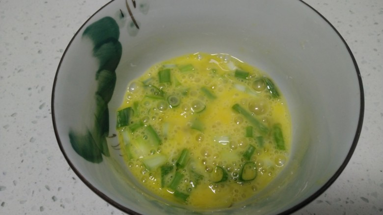 上海青炒平菇、鸡蛋,<a style='color:red;display:inline-block;' href='/shicai/ 9'>鸡蛋</a>打散加入葱花,搅拌均匀