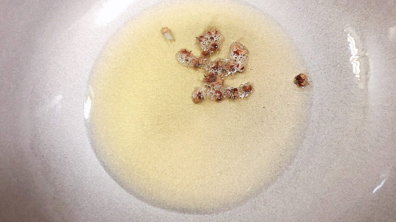 爆炒豆角,锅中放油,煸香<a style='color:red;display:inline-block;' href='/shicai/ 700'>花椒</a>。
