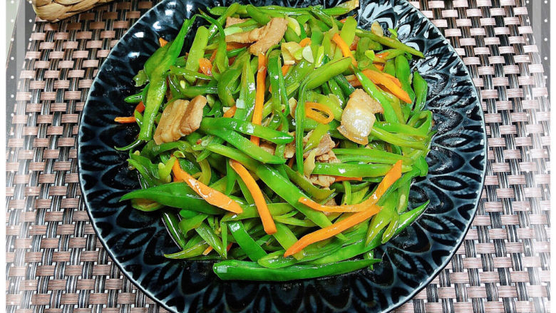 爆炒豆角,一盘营养丰富的爆炒豆角就上桌了!颜色绿油油的很诱人!