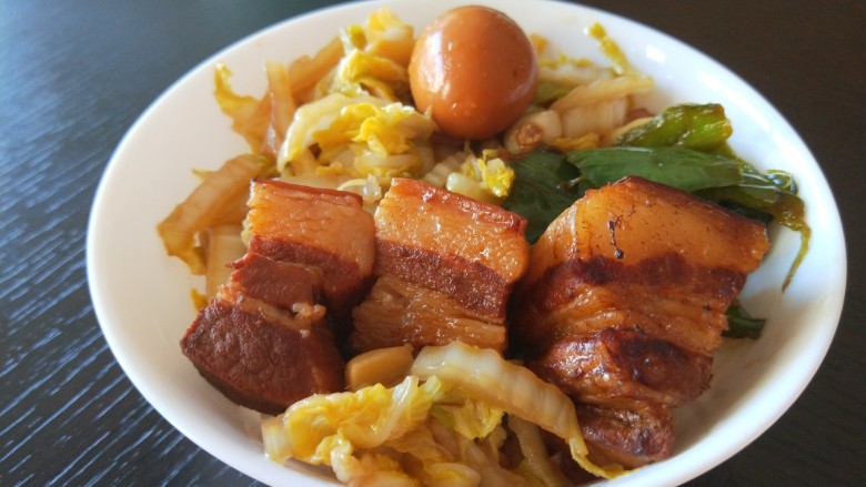 家常卤肉饭,碗中加入素菜,荤素搭配不会腻。