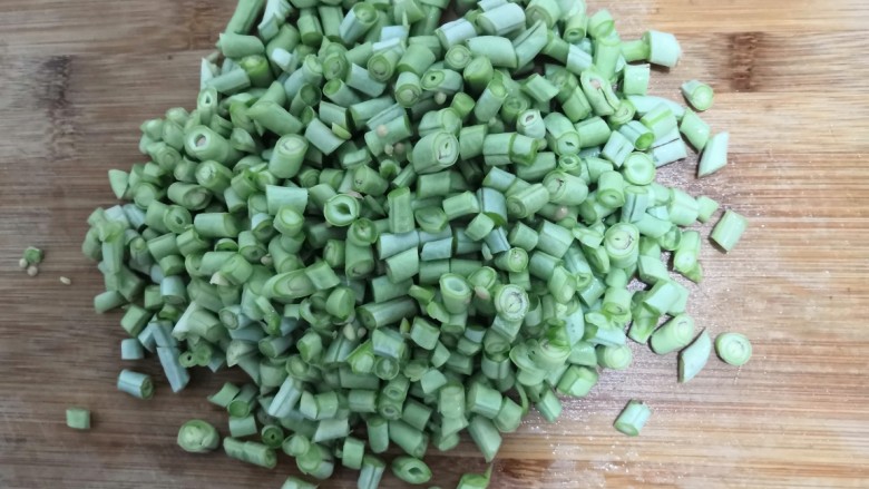爆炒豆角,豆角洗干净,掐去两头,切成小丁,备用