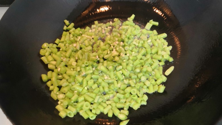 爆炒豆角,把长豆角,倒入锅中