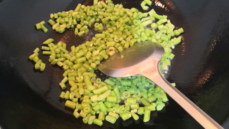 爆炒豆角,把豆角,翻炒均匀