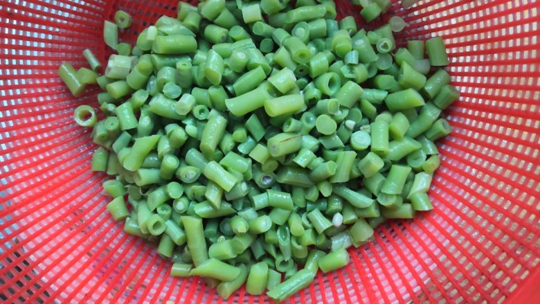 爆炒豆角,过凉后的豆角,沥干水份,备用
