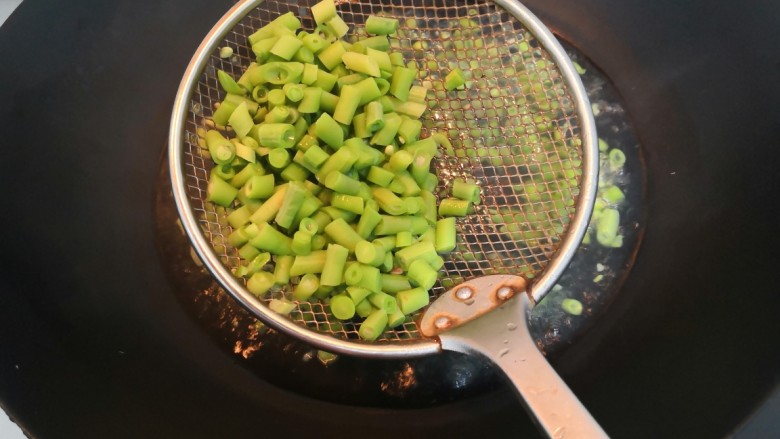 爆炒豆角,豆角焯水,变色断生,捞出