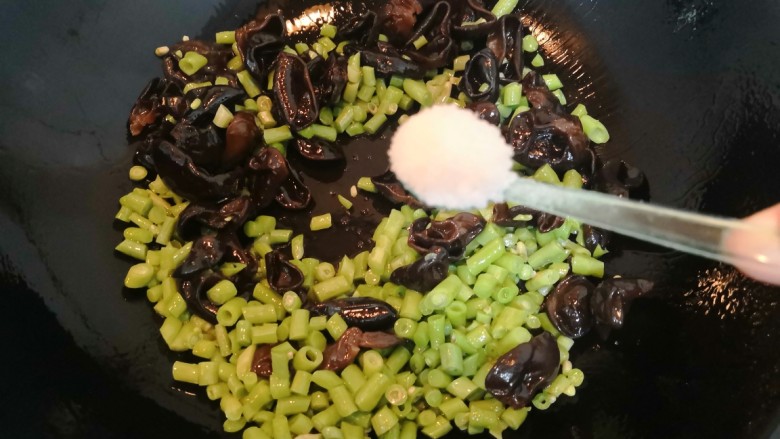 爆炒豆角,翻炒均匀后,加入盐