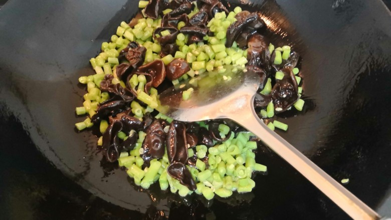 爆炒豆角,把木耳和豆角,翻炒均匀