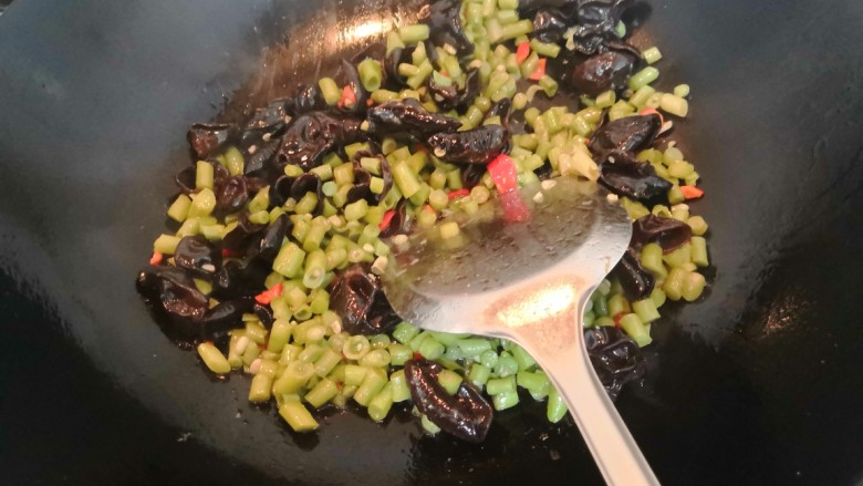 爆炒豆角,汁水收干,关火盛出