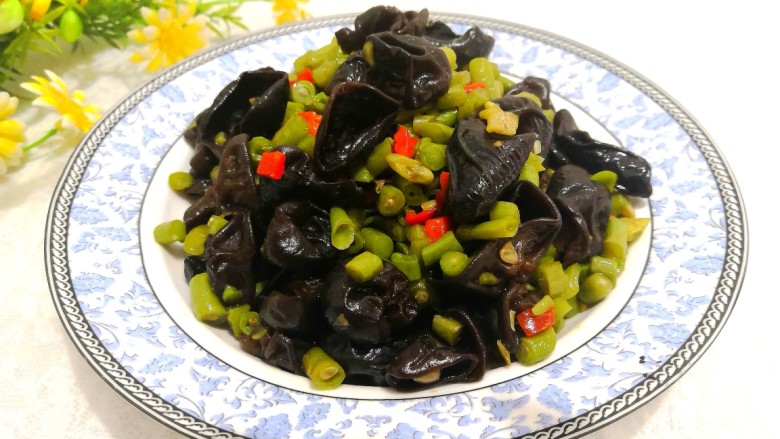 爆炒豆角,盛出,上桌
