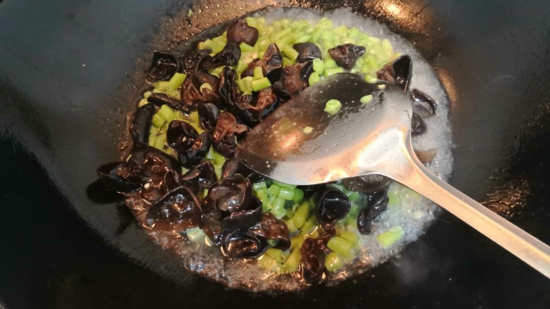 爆炒豆角,翻炒后,大火烧煮