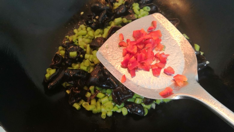 爆炒豆角,把红椒丁,也放入锅中,翻炒均匀