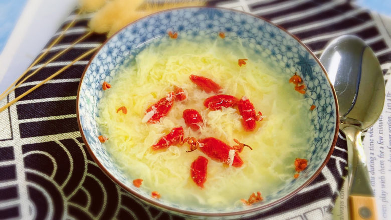 鸡蛋醪糟汤,盛入碗中,撒上适量<a style='color:red;display:inline-block;' href='/shicai/ 450'>桂花</a>提香
