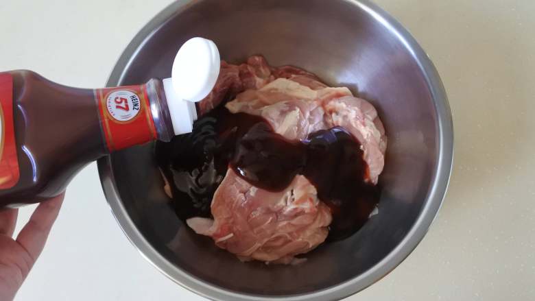 BBQ烧烤鸡腿扒套餐,鸡腿肉洗净,用厨房纸吸掉多余的水分。放入美食烧烤酱、牛排调味粉,抓匀