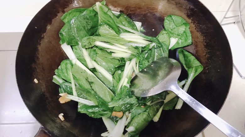 蒜蓉小白菜,炒着四五成熟就加入叶子,炒至叶子变软就加入盐调料。