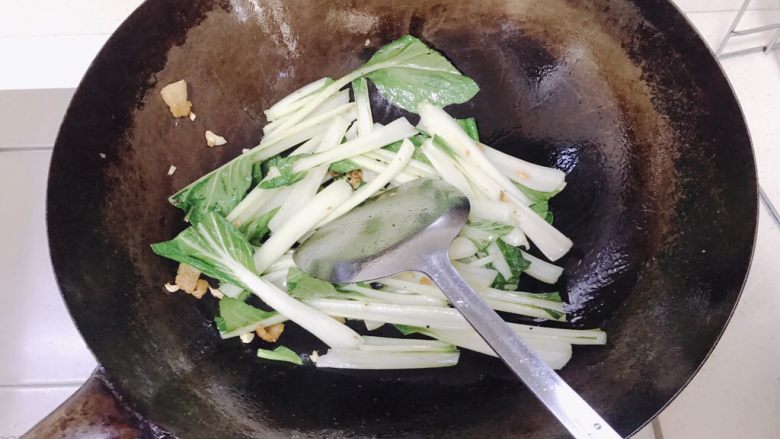 蒜蓉小白菜,先放入白菜的茎,翻炒。
