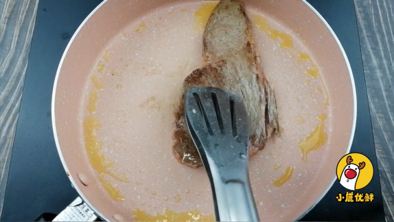 宝宝生鲜,营养低脂,香煎牛排【小鹿优鲜】,翻面至煎熟。