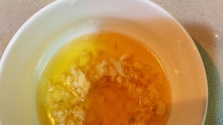凉拌蒜蓉西兰花,将蒜切沫,锅内熟好的热油泼入蒜泥中