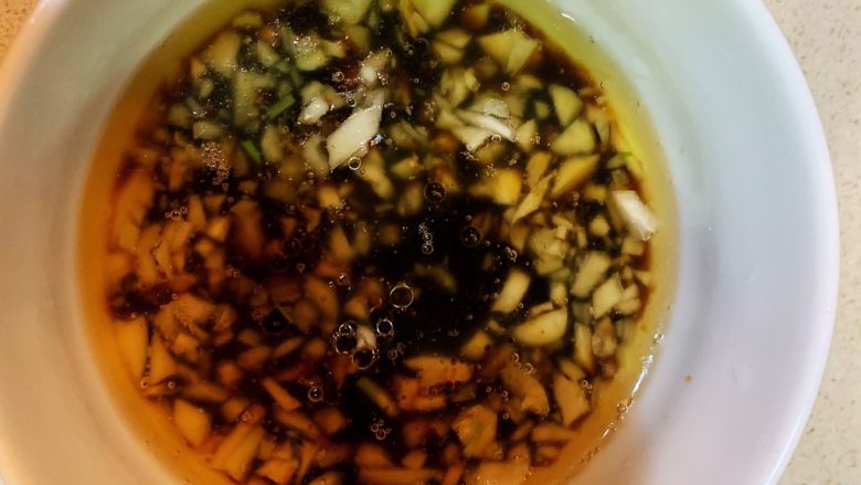 凉拌蒜蓉西兰花,根据自己的口味，在泼好的蒜泥中加入，盐（注意先加少量，因为开水中烫西兰花时已加入盐），<a style='color:red;display:inline-block;' href='/shicai/ 721'>蚝油</a>，<a style='color:red;display:inline-block;' href='/shicai/ 788'>生抽</a>，<a style='color:red;display:inline-block;' href='/shicai/ 864'>蒸鱼豉油</a>（特别提味），醋，搅拌均匀