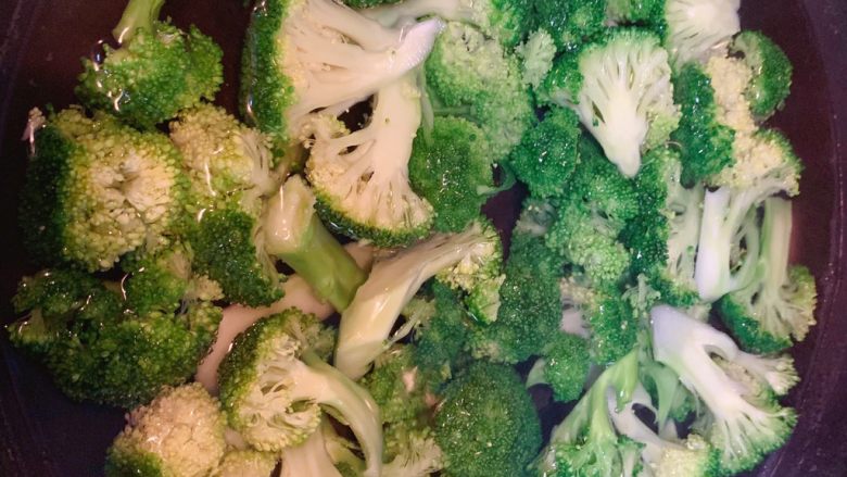 凉拌蒜蓉西兰花,泡西兰花的过程中,烧一锅开水,把盐水泡过的西兰花清洗干净,然后倒入开水中,倒入前在水里加一勺盐,主要是保持西兰花的鲜绿色。倒入开水后,搅拌,然后盖好锅盖,再次等水开后搅拌两下盛出