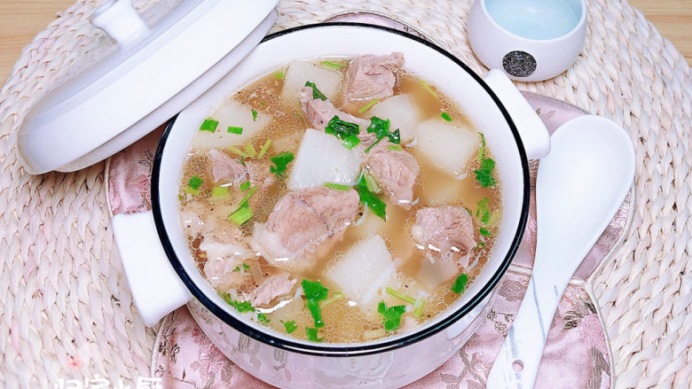 白萝卜羊肉汤,哇哦!暖胃又营养的白萝卜羊肉汤诱人极了!