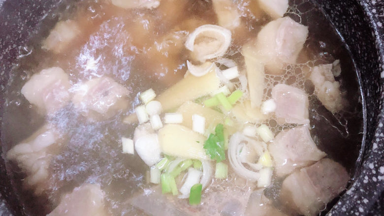 白萝卜羊肉汤,放入葱姜,继续炖煮。