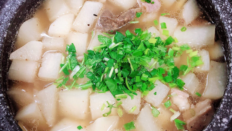 白萝卜羊肉汤,出锅前撒上香菜,关火了。