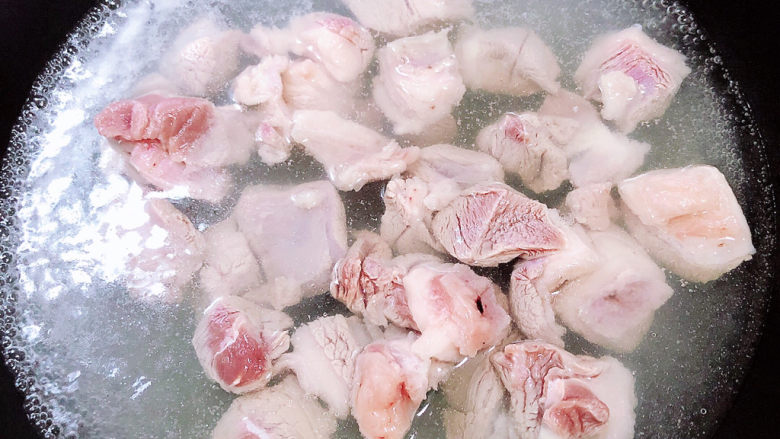 白萝卜羊肉汤,锅中烧开水,放入羊肉煮一下。