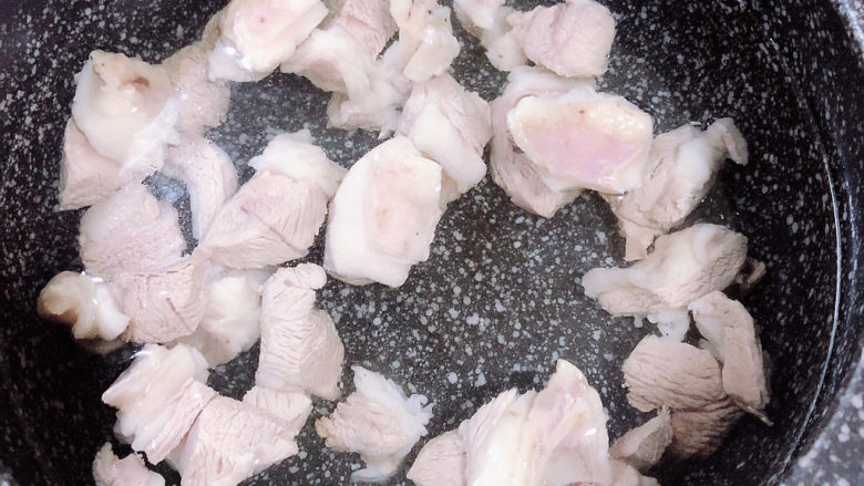 白萝卜羊肉汤,将羊肉放入砂锅中,放入1500ml水。盖盖儿,开大火煮开锅。