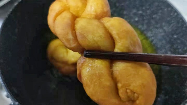 奶香南瓜麻花,锅中放油烧至六成热,放入麻花,不停的翻动,炸至金黄即可出锅啦!